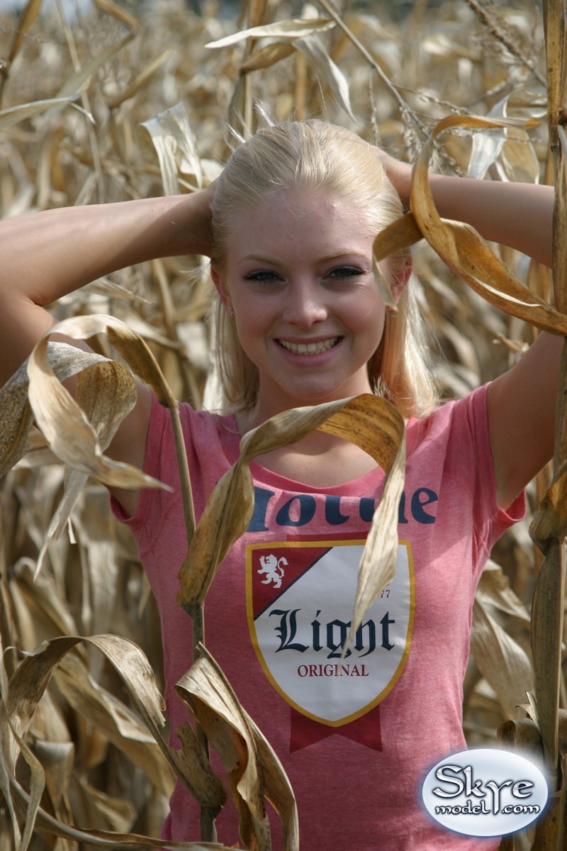 skyemodel-cornfield-001