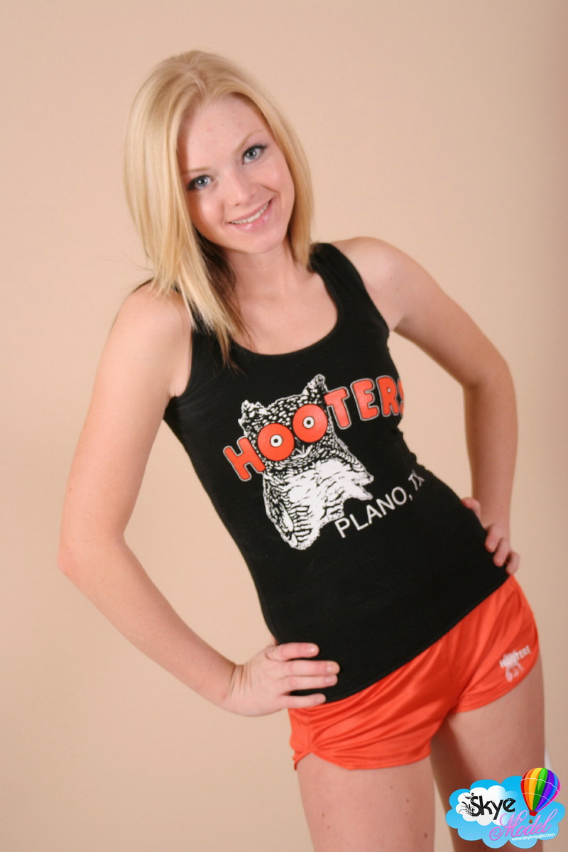 skyemodel-hooters-001